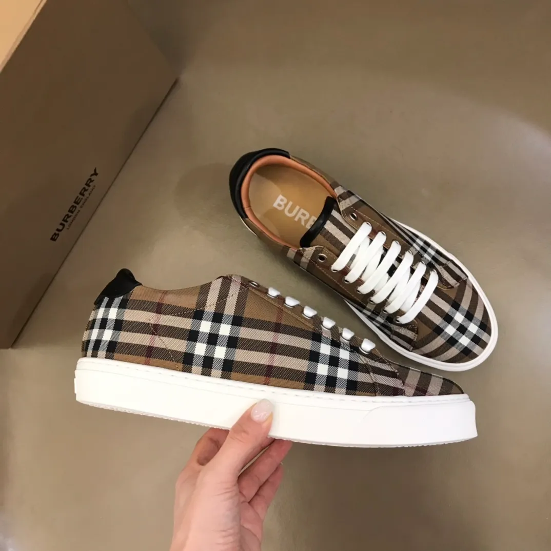 p340 "Burberr*" men's classic low-top sneakers are reinterpreted in Vintage checked cotton material and decorated with a new brand logo. First-layer sheepskin lining, embossed Burberry logo on the heel, and original TPU outsole!  Size: 38-44